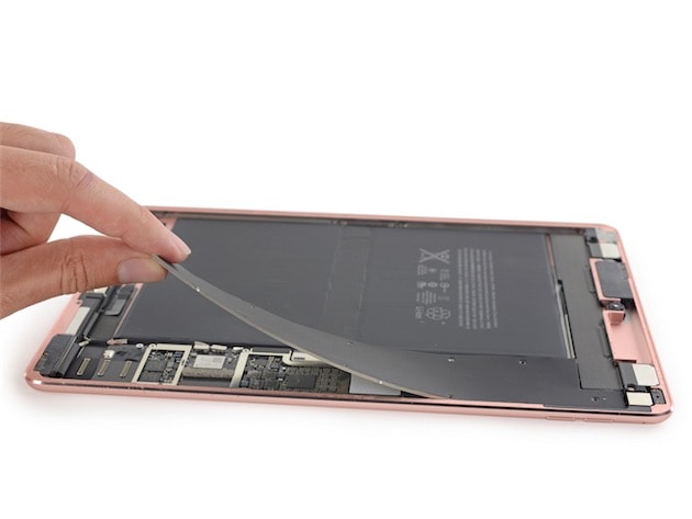 Как и на 12,9-дюймовой модели, некоторые компоненты закрыты электромагнитным экраном (на других iPad это не так)
