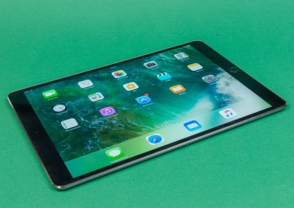 Слідом за збільшенням діагоналі екрана айфонів аналогічна доля спіткала і Айпад - спочатку до парочки «звичайний iPad 9