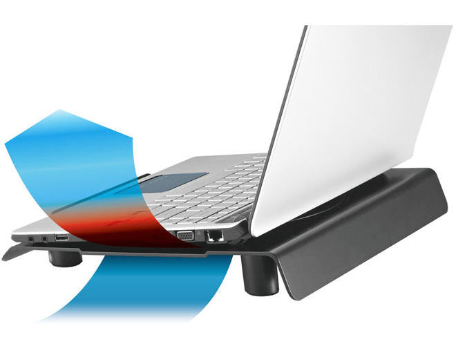 Тільки на рівній твердій поверхні за рахунок ніжок знизу ноутбука створюється простір для забору повітря для охолодження