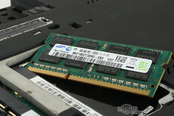 Плашка DDR3 кріпиться в роз'ємі двома засувками, відстебнути які не складно