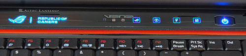 Сенсорні кнопки над клавіатурою і окантовка тачпада мають яскраво синє підсвічування, яка поєднується за стилем з вставками на кришці пристрою