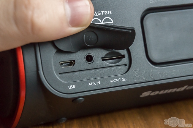 У лівій частині панелі - прикриті заглушкою роз'єми micro-USB (для зарядки), AUX IN (для проводового підключення джерел відтворення) і слот MicroSD