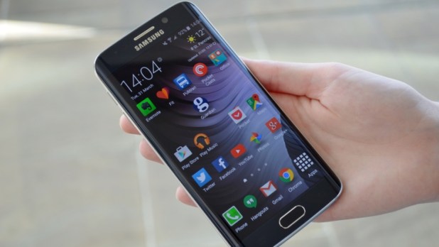 Якщо ваш смартфон має дисплей AMOLED (як більшість пристроїв Samsung), встановіть чорну або темну заставку екрана